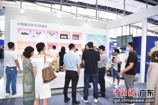 北京服裝學院展位展示箱包、珠寶、鞋的AI設計和3D制作設備 作者 主辦方 供圖